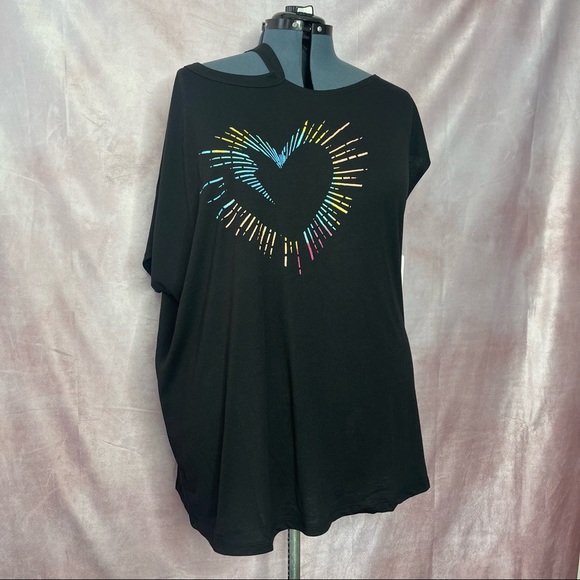 Torrid LOVESICK Black Cold Shoulder Heart Rays Tee NWT Size 3X - Picture 3 of 17